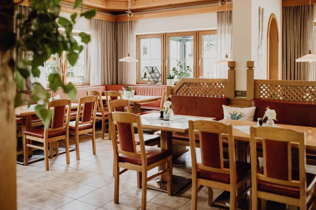 Dorfcafe Unken Hotelpension Swirtshaus Im Dorf Exterior foto